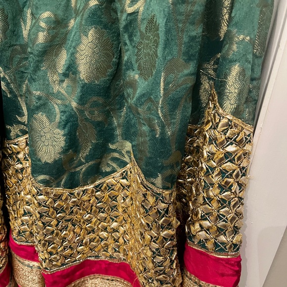 Elegant Green and Gold wedding dress - Picture 6 of 8